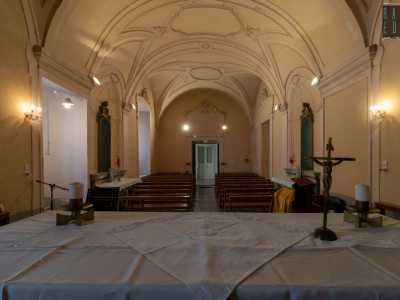 In realt� guardando bene capiamo come sia tutto l�ambiente a essere privo di immagini ecclesiastiche. Il tempio accoglie infatti i gruppi religiosi di Bari che non hanno un luogo dove celebrare le loro funzioni. E molti di loro come anglicani, copti, battisti o avventisti, credono nella Trinit� ma non approvano le raffigurazioni dei santi